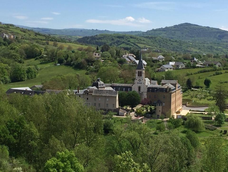 Accueil Du Couvent De Malet Otel Saint-Côme-dʼOlt Dış mekan fotoğraf